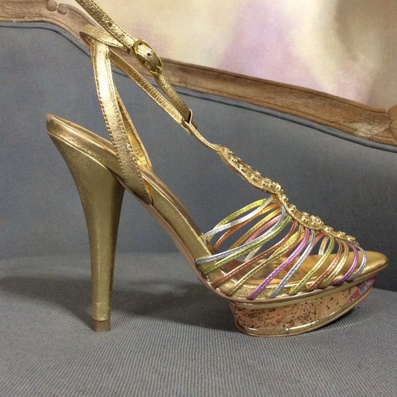 BCBGirls Women's Debby Platform T-Strap sandal, size 6.5 - Picture 5 of 15